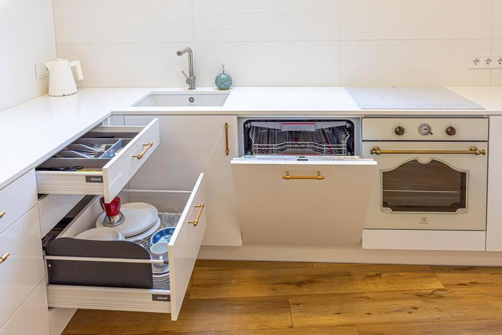 Sky Apartment With Free Parking And Balcony & Ac Kaunas Exteriér fotografie
